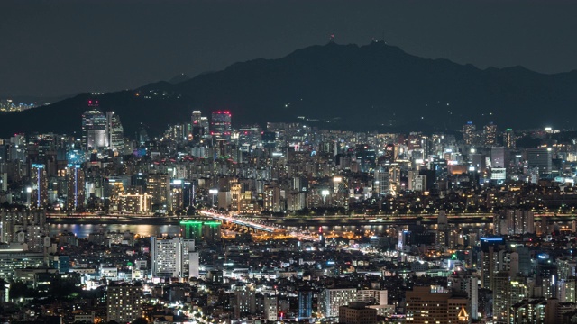 韩国江南谷区三城洞的夜景和永东大桥上的交通状况视频素材