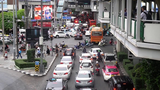 泰国曼谷市中心阿索克十字路口ratchadaphisek路的交通状况。视频素材