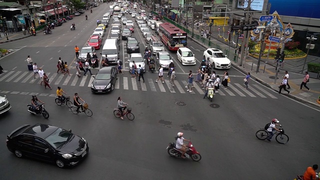 泰国曼谷市中心阿索克十字路口的ratchadaphisek路上的交通状况。视频素材