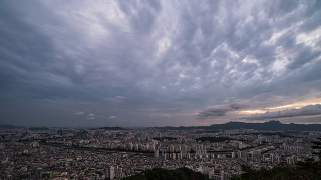 汉城中南古区和永马山的白天到夜晚的城市景观视频素材