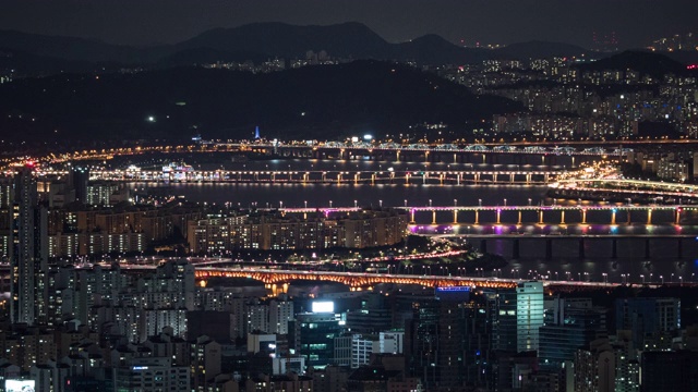 汉江和首尔市中心附近的桥梁夜景视频素材