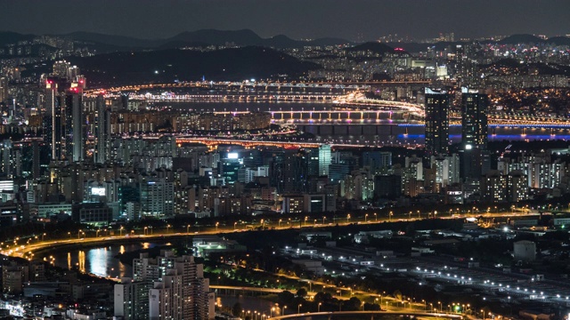 汉江和首尔市中心附近的桥梁夜景视频素材