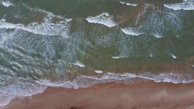 空中拍摄的波罗的海海岸线与波浪的观点从上面。视频素材