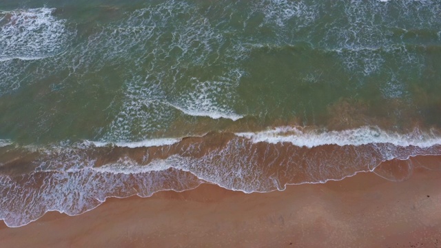 空中拍摄的波罗的海海岸线与波浪的观点从上面。视频素材