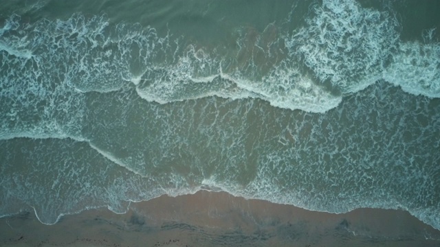 空中拍摄的波罗的海海岸线与波浪的观点从上面。视频素材