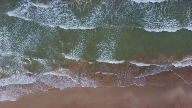 空中拍摄的波罗的海海岸线与波浪的观点从上面。视频素材