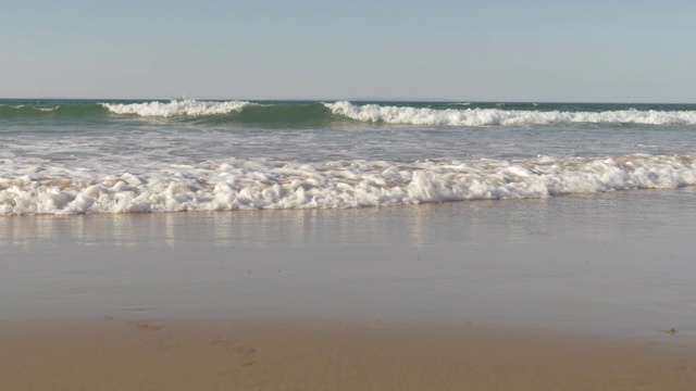 海浪冲击着北爱尔兰北岸的沙滩视频素材