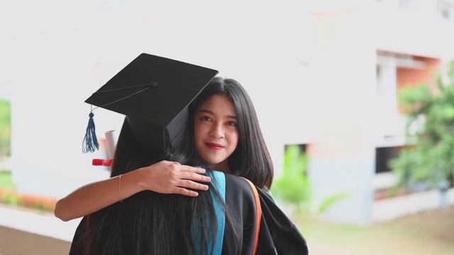 女性肖像，大学毕业生穿着黑色的褶边裙，戴着黑色的帽子和蓝色的流苏。视频素材