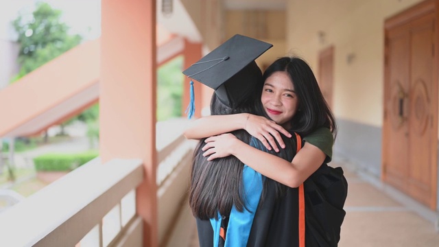 女性肖像，大学毕业生穿着黑色的褶边裙，戴着黑色的帽子和蓝色的流苏。视频素材