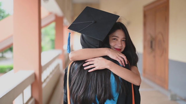 女性肖像，大学毕业生穿着黑色的褶边裙，戴着黑色的帽子和蓝色的流苏。视频素材