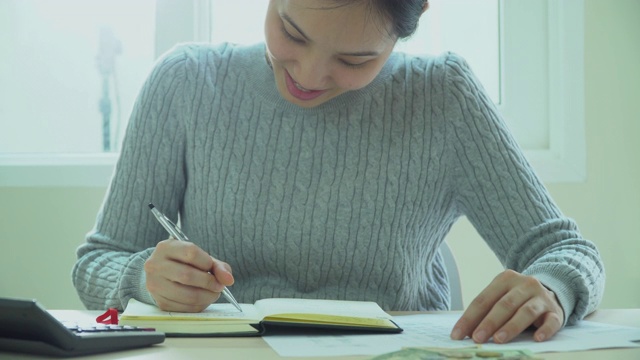 女商人在家写作视频素材