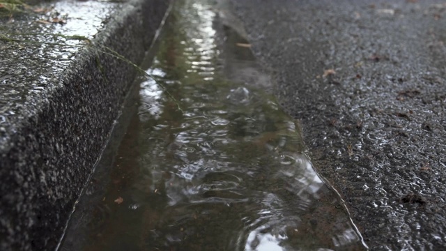 路边雨水溪水流动视频素材