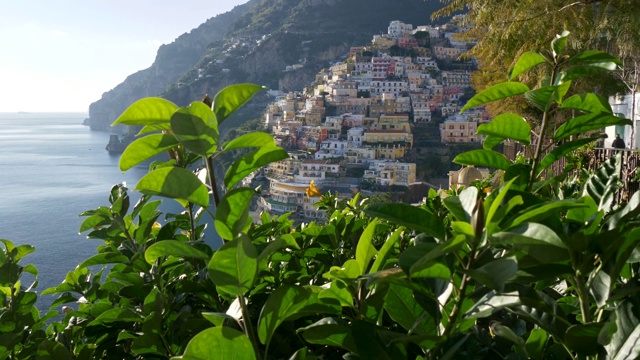 意大利波西塔诺地中海阿马尔菲海岸的彩色房屋。在前景中可以看到丰富的绿色植物。UHD视频素材