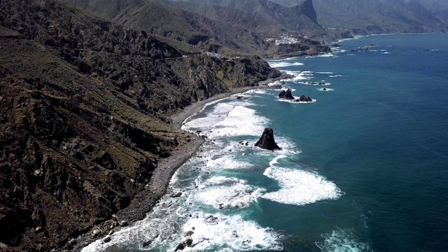 遥远的贝尼霍海滩(Playa de Benijo)航拍全景图，特内里费，加那利群岛，西班牙。视频素材