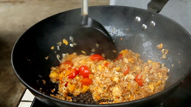 用平底锅炒饭和鸡蛋视频素材