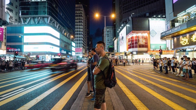 4K时间镜头，香港孟角，行人和交通车辆在人行横道上行走视频素材