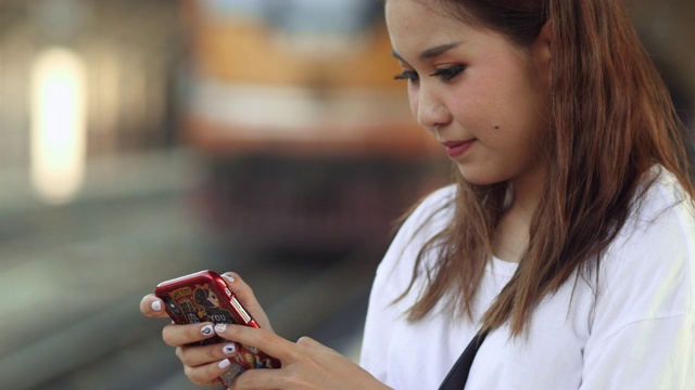 一个年轻女子在火车站视频素材