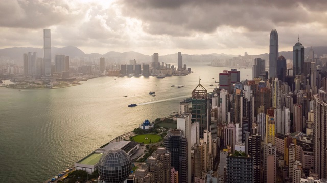 阳光下的香港城市景观和维多利亚港视频下载