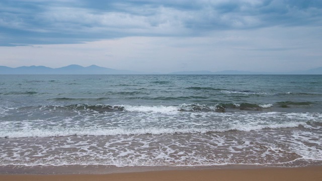 延时:美丽的海滩与岛屿背景。4k分辨率。视频素材