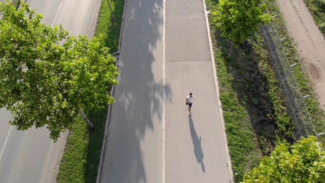 一个年轻人在跑道上跑步视频素材