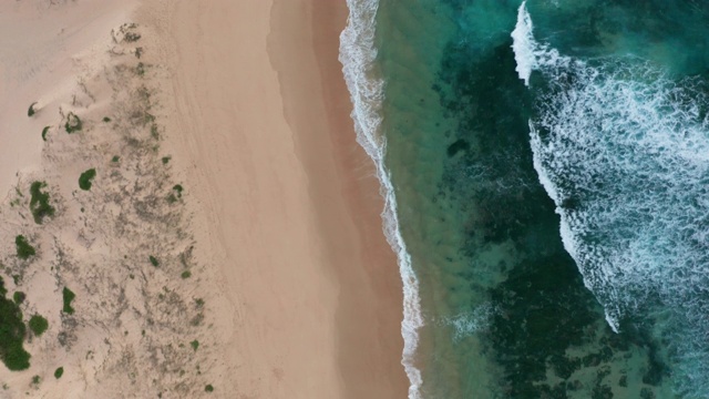 海浪在海上向海滩靠近的航拍图视频素材