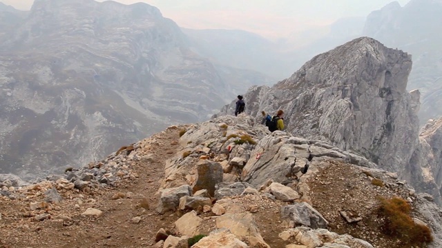 登山者从Bobotov Kuk山顶下山视频素材