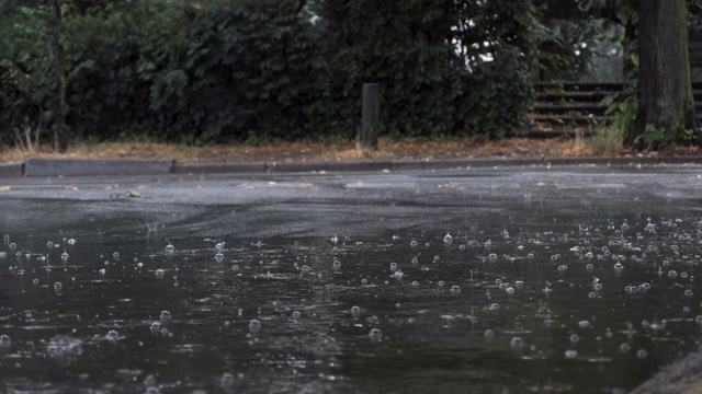 冒泡的雨水坑和车辆交通视频素材