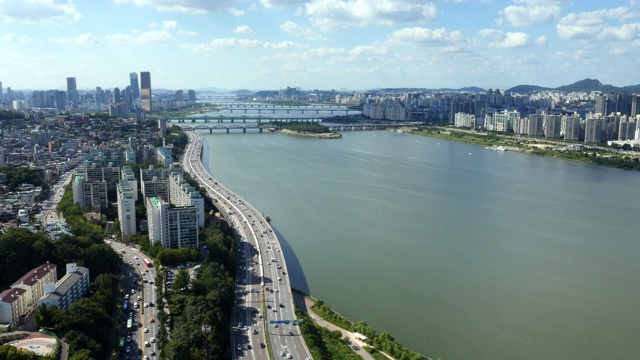 首尔汉江沿岸的城市景观和交通景观视频素材