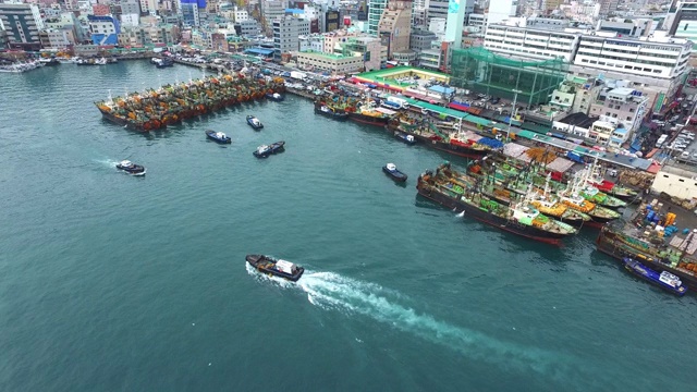 一艘船经过釜山港，韩国视频素材