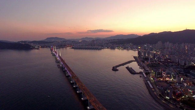 釜山，在光安大桥和附近市中心地区的日落视频素材