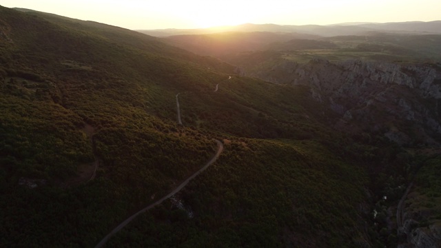 黄昏的徒步旅行路线视频素材