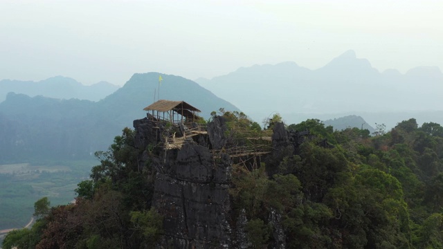 从上面俯瞰，Vang Vieng一组令人惊叹的石灰岩山脉。万荣是老挝万象省的一个旅游小镇。视频素材