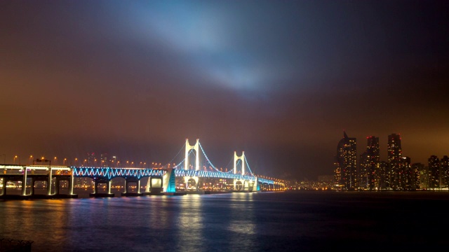 釜山，光安大桥及附近市区的夜景视频素材