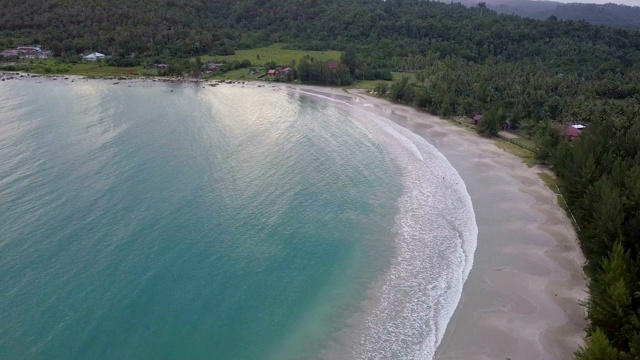 向上倾斜鸟瞰美丽的海滩和平静的海浪视频素材