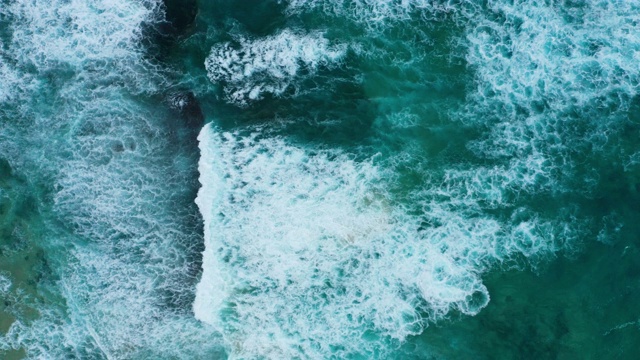 海浪在海上向海滩靠近的航拍图视频素材