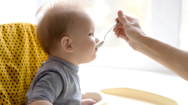 妈妈在家喂一岁的小孩喝粥视频素材