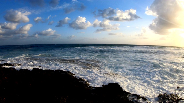 海浪冲击着布满岩石的海滩视频素材