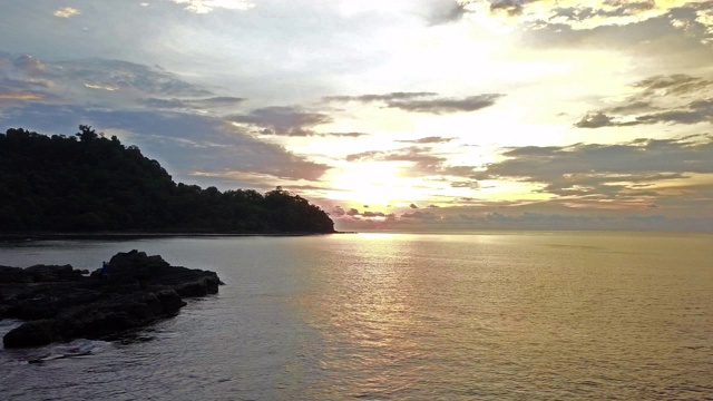 鸟瞰大海，美丽的日出和壮观的云景视频素材