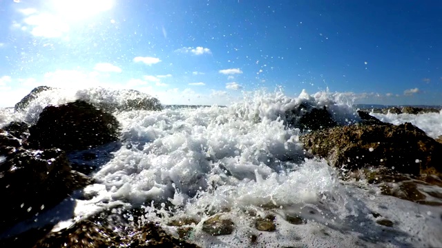 海浪冲击着布满岩石的海滩视频素材