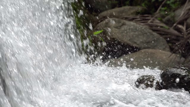 水的下落是慢动作。视频素材