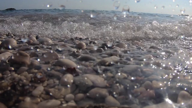 海浪拍打着海滩视频素材