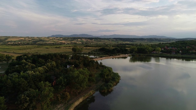 无人机拍摄的Oblacina湖视频素材