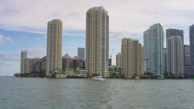 Brickell Key在迈阿密的现代塔楼视频素材