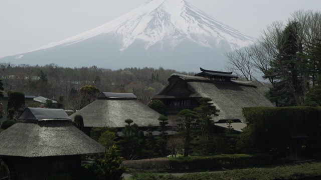 富士山耸立在日本的一个小镇上，向上倾斜视频素材