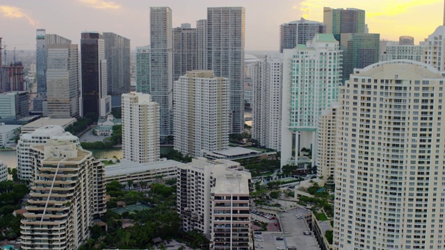 迈阿密市中心摩天大楼的鸟瞰图视频素材