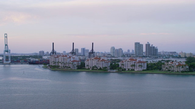 集装箱起重机及建筑物鸟瞰图视频素材