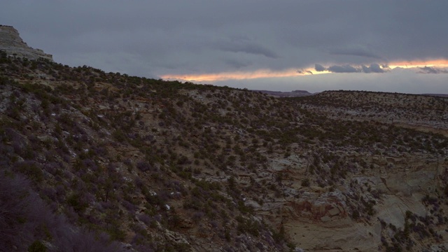 早春时节，美国犹他州峡谷上空的落日全景。从US-70高速公路附近的鬼岩景观区观看视频素材