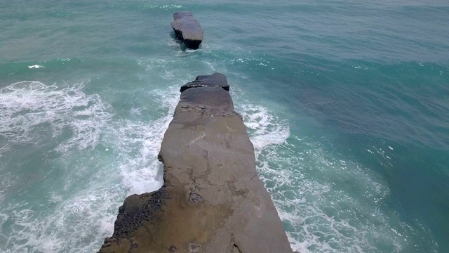 航拍的海岸岩石和冲击海浪视频素材