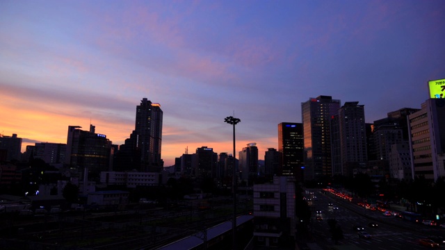 日落到夜晚的seoulo 7017附近的城市景观(市民步道从旧高架道路改造而来)视频素材