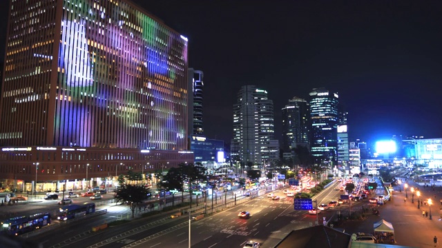 首尔中古区首尔广场附近的夜间交通和城市景观视频素材